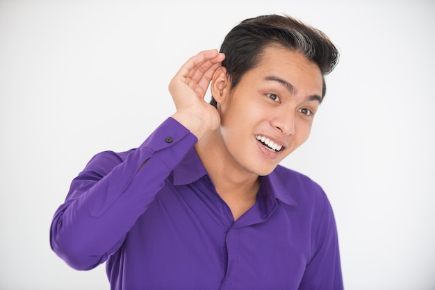 Sourire Asiatique Man Cupping Hand Behind Ear