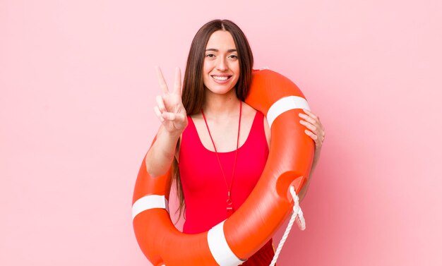 Sourire et avoir l'air heureux de faire des gestes de victoire ou de paix