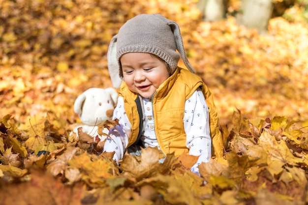 Photo gratuite sourire bébé tir moyen jouant avec des jouets