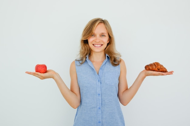 Sourire Belle femme tenant la pomme et le croissant