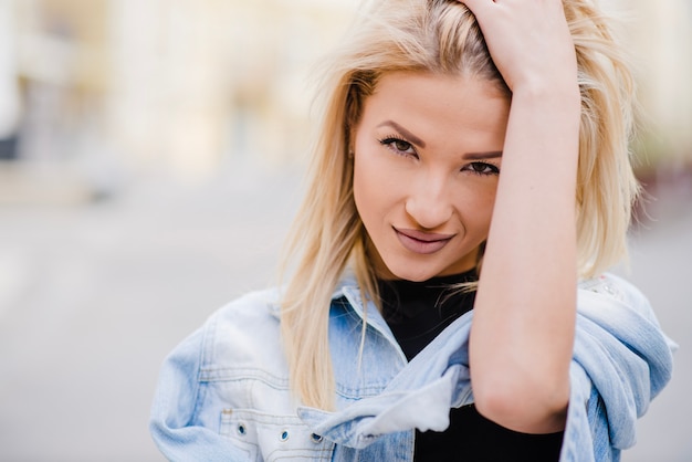 Photo gratuite sourire blond fille debout sur la rue