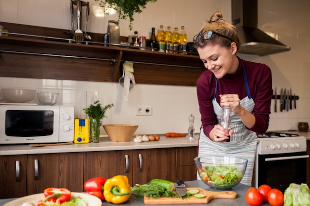 Sourire bureau cuisiner jeune heureux