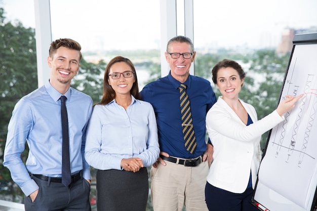 Photo gratuite sourire business team à présentation dans office