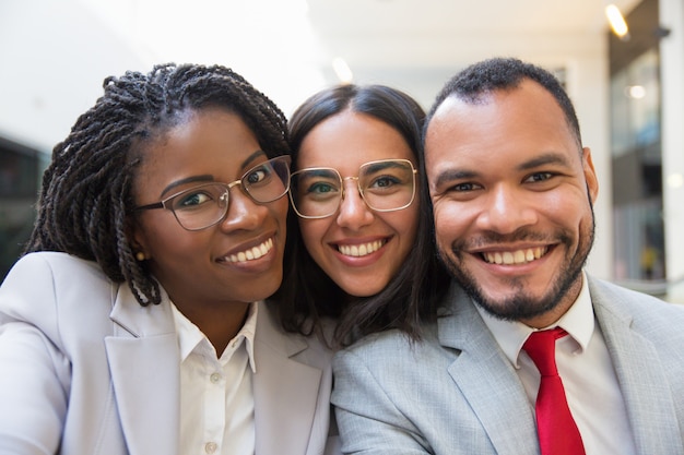 Photo gratuite sourire de collègues multiethniques