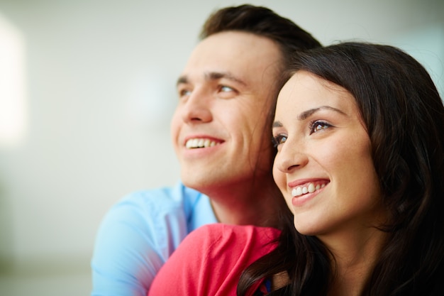 Sourire couple câlins