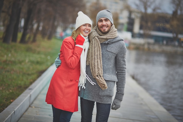 Sourire couple enlacé et marcher ensemble