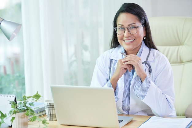 Sourire, docteur ethnique, séance bureau, dans, bureau