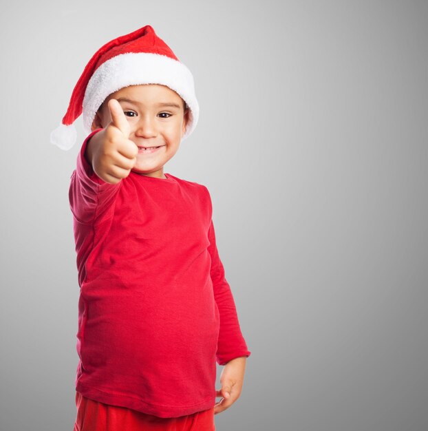 Sourire enfant avec le pouce en place