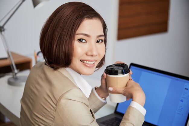 Sourire, ethnique, femme affaires, café