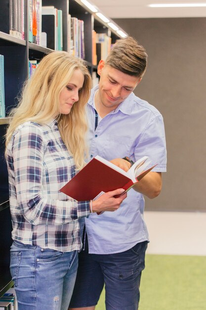 Sourire des étudiants adolescents dans la bibliothèque