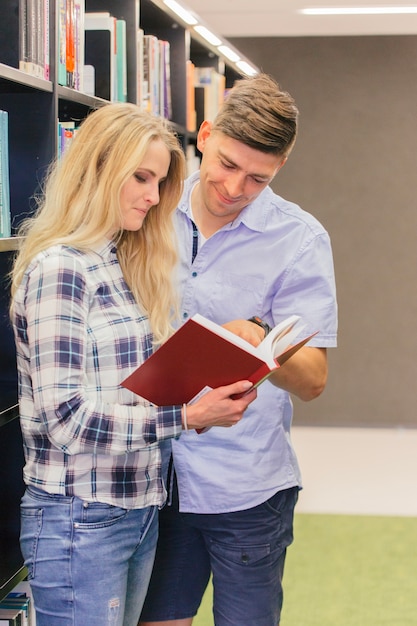 Sourire des étudiants adolescents dans la bibliothèque