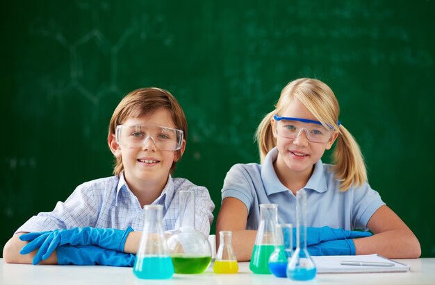 Sourire étudiants dans le laboratoire