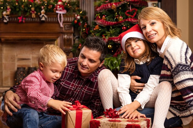 Sourire famille avec des cadeaux de Noël