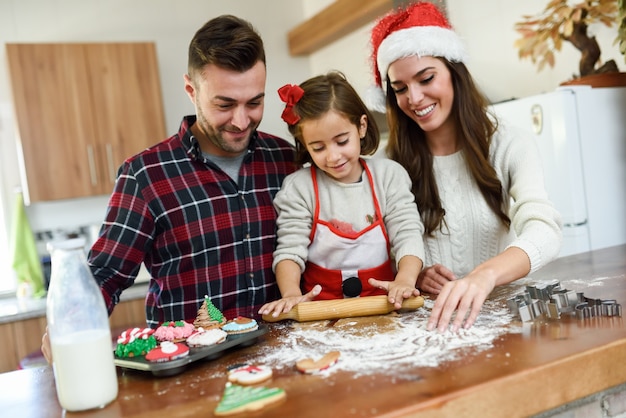 Photo gratuite sourire famille décorer, noël, biscuits dans la cuisine