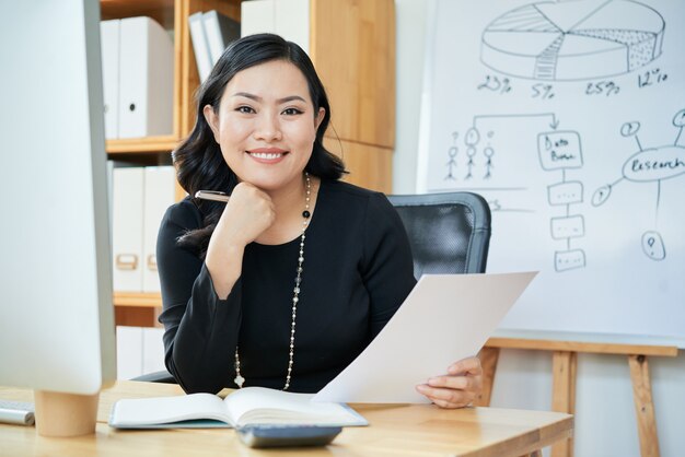 Sourire, femme affaires, bureau