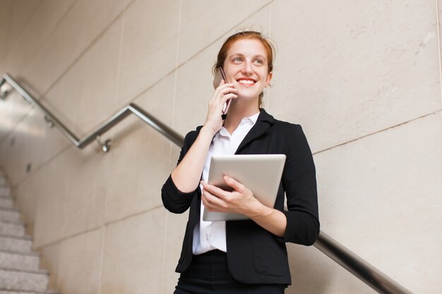 Sourire, femme affaires, conversation, téléphone, intérieur