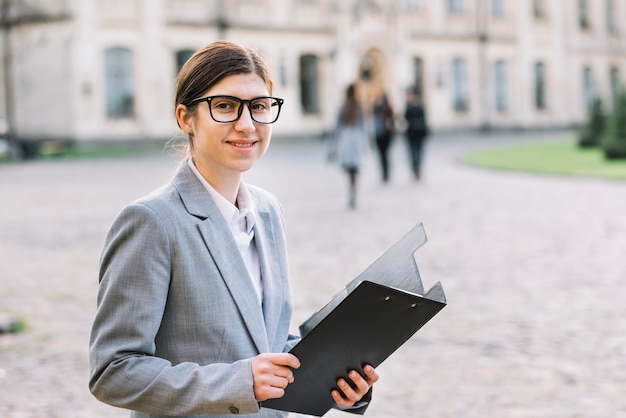 Photo gratuite sourire femme d'affaires à l'extérieur