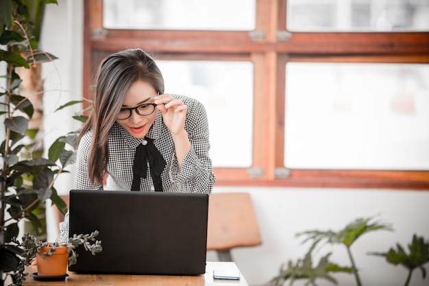 Sourire, femme affaires, travailler, ordinateur portable, café