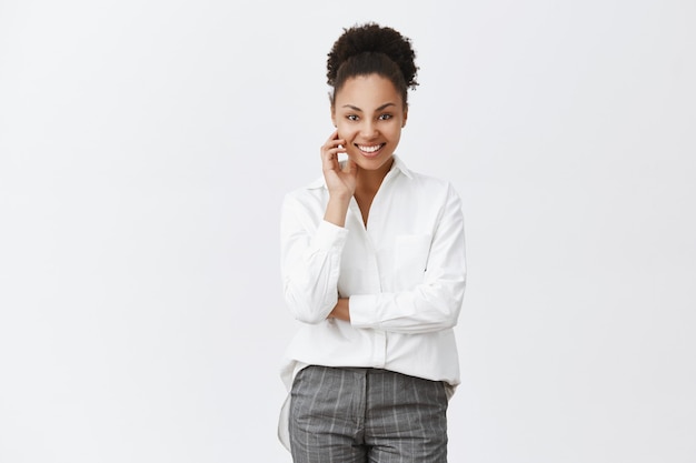 Sourire, femme américaine africaine, à, heureux, démarrage entreprise