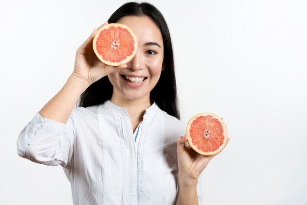 Sourire de femme asiatique faisant la grimace sur fond blanc