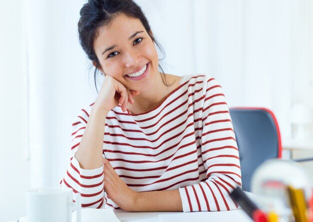 Sourire femme assise au bureau