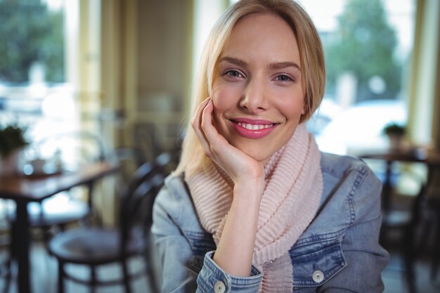 Sourire femme assise dans un café ©