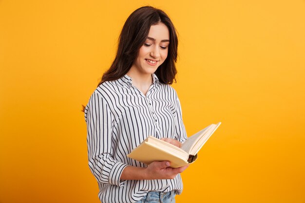 Sourire, femme brune, dans, chemise, livre lecture