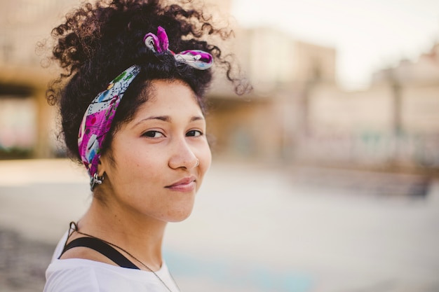 Sourire femme brune debout à l&#39;extérieur