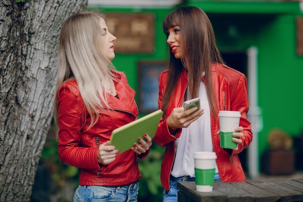 Sourire, femme, conversation avec un autre