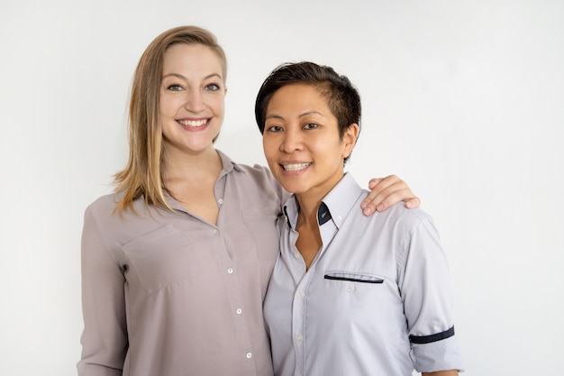 Sourire femme embrassant et regardant la caméra