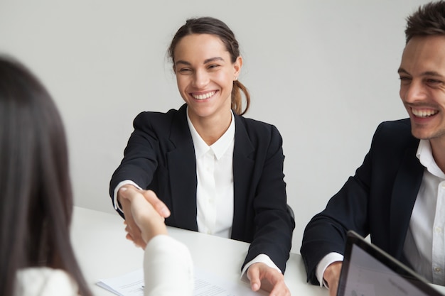 Sourire, femme, poignée main, h, femme affaires, à, réunion groupe, ou, entrevue