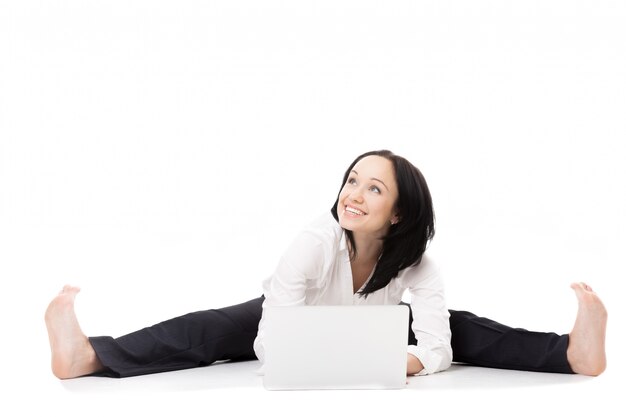 Sourire femme avec ses jambes ouvertes