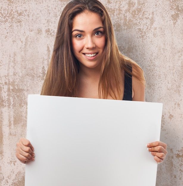 Sourire femme tenant une affiche blanche