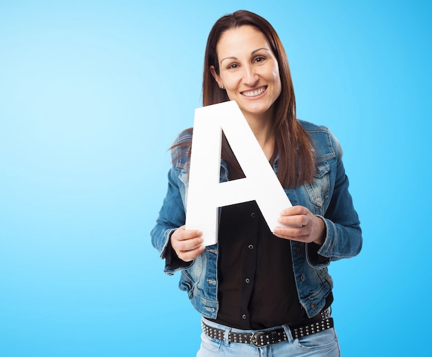 Sourire femme avec la veste en jean avec la lettre &quot;a&quot;