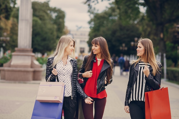 Sourire des femmes avec des sacs d&#39;achat