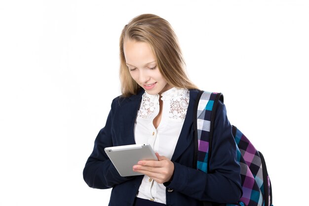 Sourire fille étudie avec son comprimé