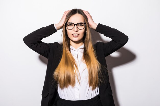 Sourire fille femme dame sur blanc tenir les mains sur sa tête