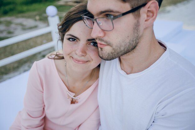 Sourire fille penchée sur l&#39;épaule de son petit ami