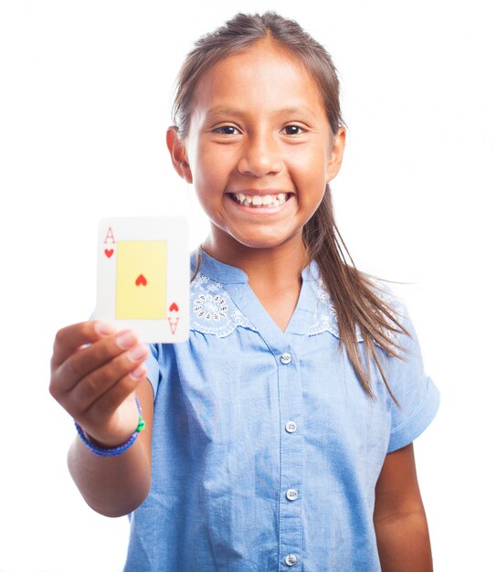 Sourire fille tenant une carte de poker