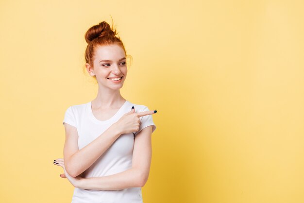 Sourire, gingembre, femme, t-shirt, pointage, regarder, loin