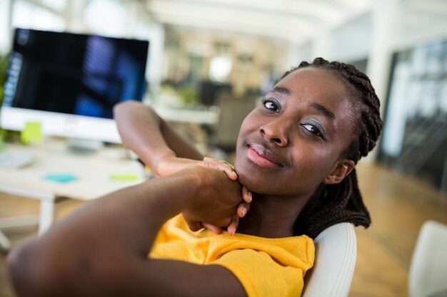 Sourire graphiste femme dans le bureau