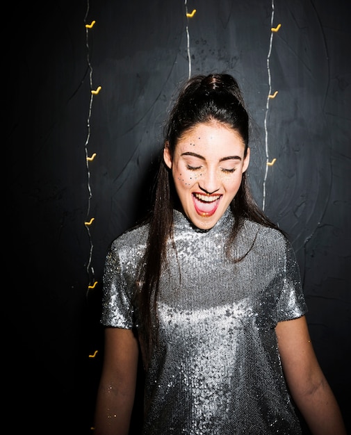 Sourire heureuse femme en robe d&#39;argent