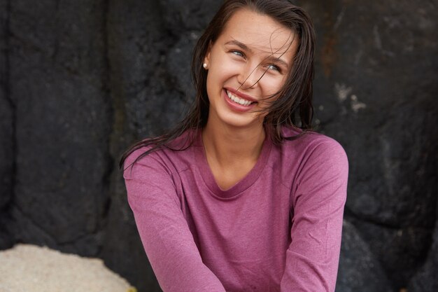 Sourire heureux femme de race blanche regarde joyeusement de côté