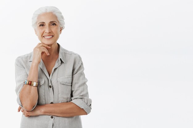 Sourire heureux mamie regardant sur fond blanc