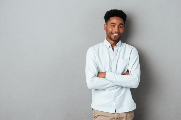 Sourire, homme africain, debout, bras croisés