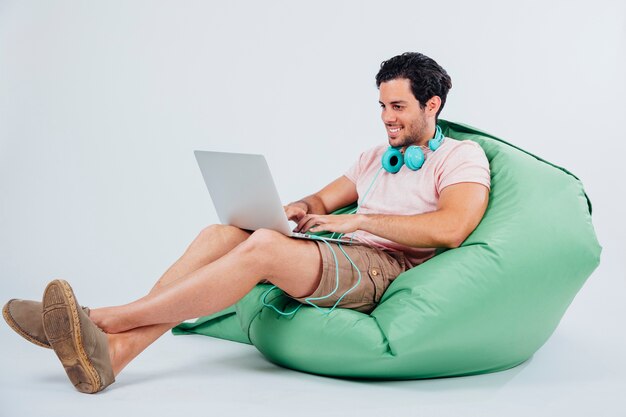Sourire, homme, couch, tenue, ordinateur portable