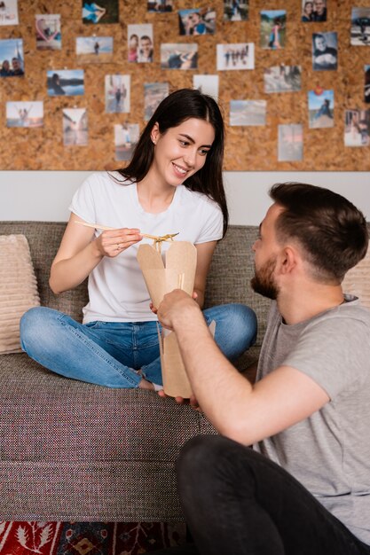 Sourire, homme femme, déjeuner, ensemble, chez soi