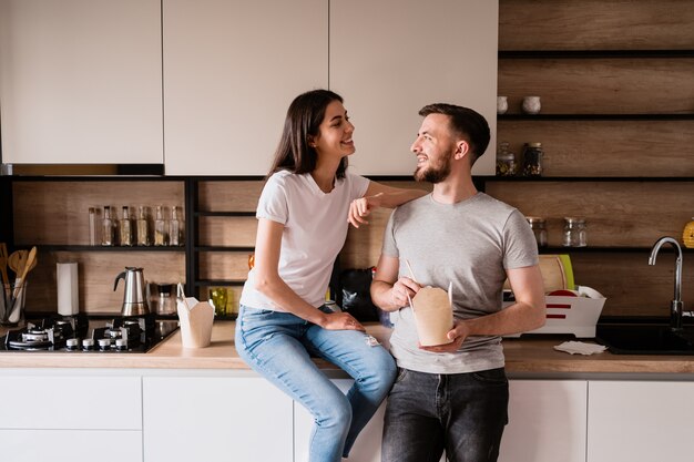 Sourire, homme femme, déjeuner, ensemble, chez soi