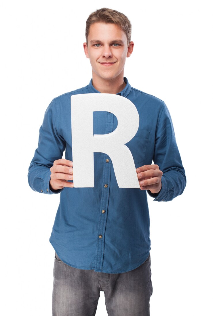 Photo gratuit sourire homme avec la lettre &quot;r&quot;