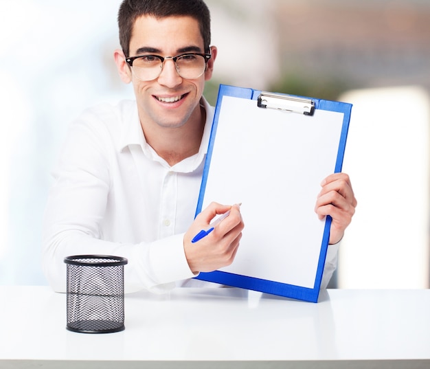 Sourire homme montrant une table de contrôle